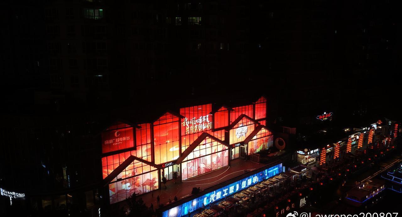 成都地标今晚太亮眼，大屏焕亮后满是《天府工匠》的魅力，超让人难忘。