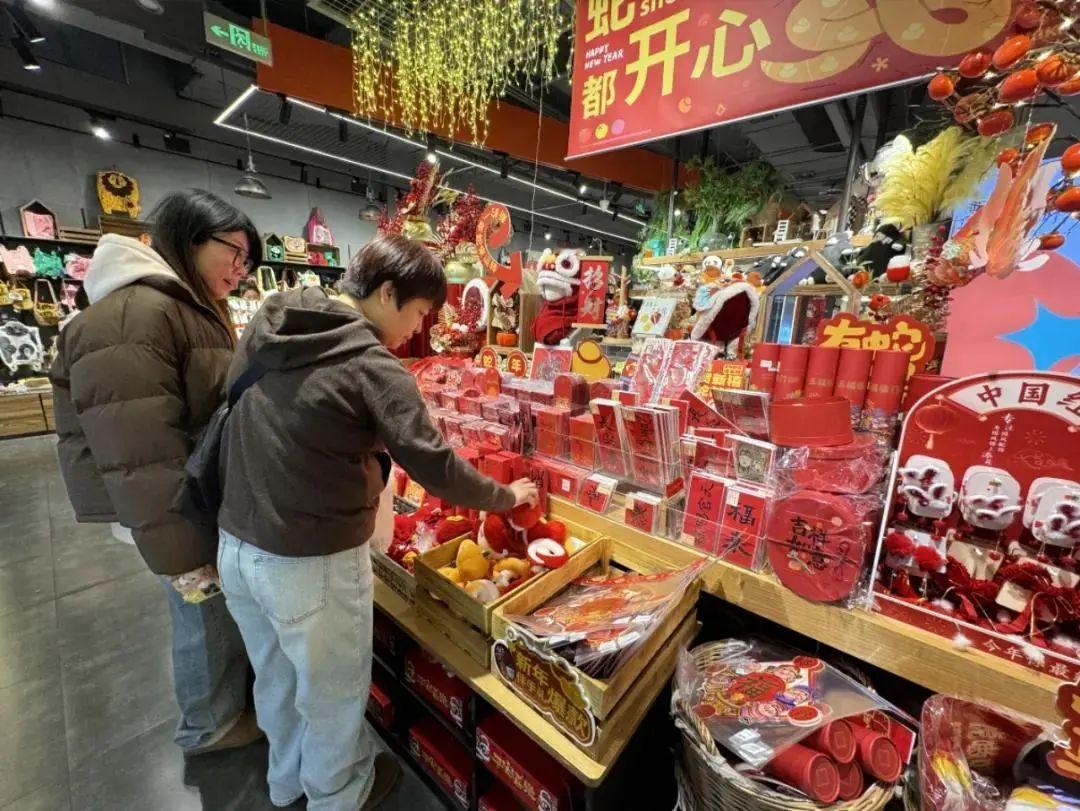 春节消费市场迎来开门红，这现象挺值得琢磨。从数据看，旅游、餐饮、零售等行业都热闹