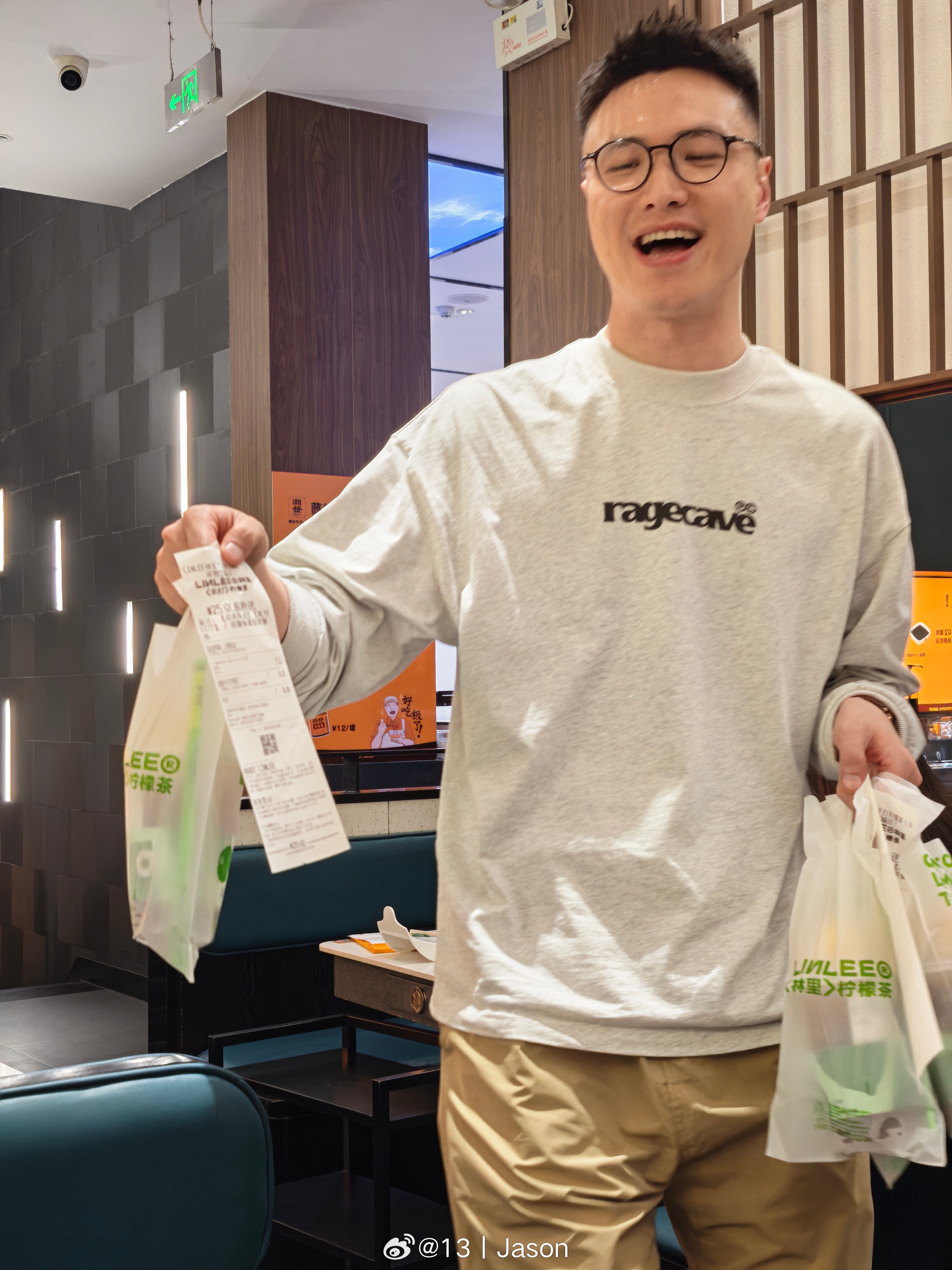 太搞笑了，去拿点单自提柠檬茶。明明我们是四个人点的单，这位大哥拎着三杯就心安理得