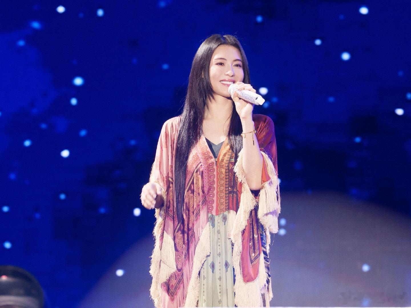 张柏芝奔跑这一幕张柏芝大屏的神来的张柏芝在演唱会上张开双臂、满脸笑容的这一幕太有