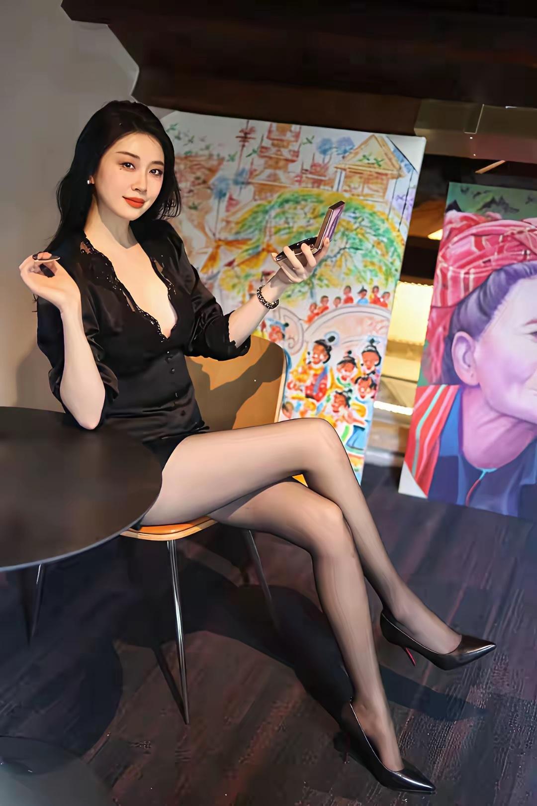 下联：有请🤝🤝🌹🌹
友友请根据图片展示下联

暖黄灯光裹着室内的松弛氛围
