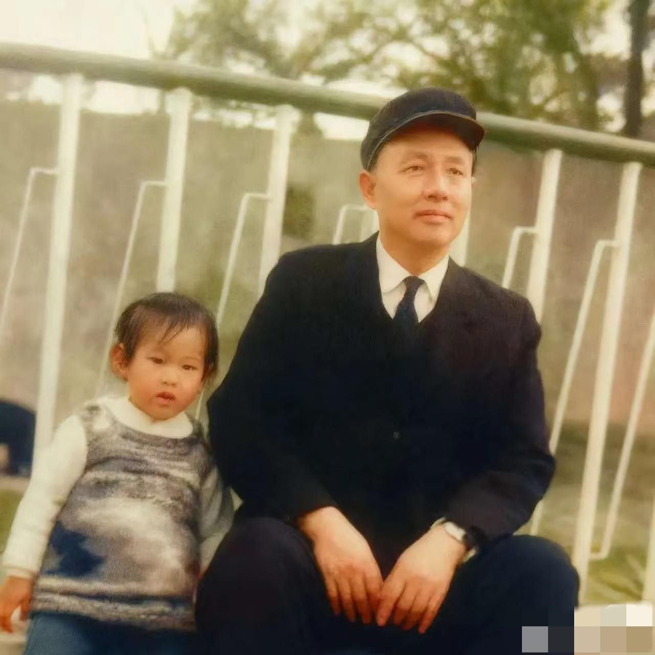 70年代，刘若英祖父刘咏尧将军，坐在台阶上晒太阳，一张温馨的合影，她看起来很可爱