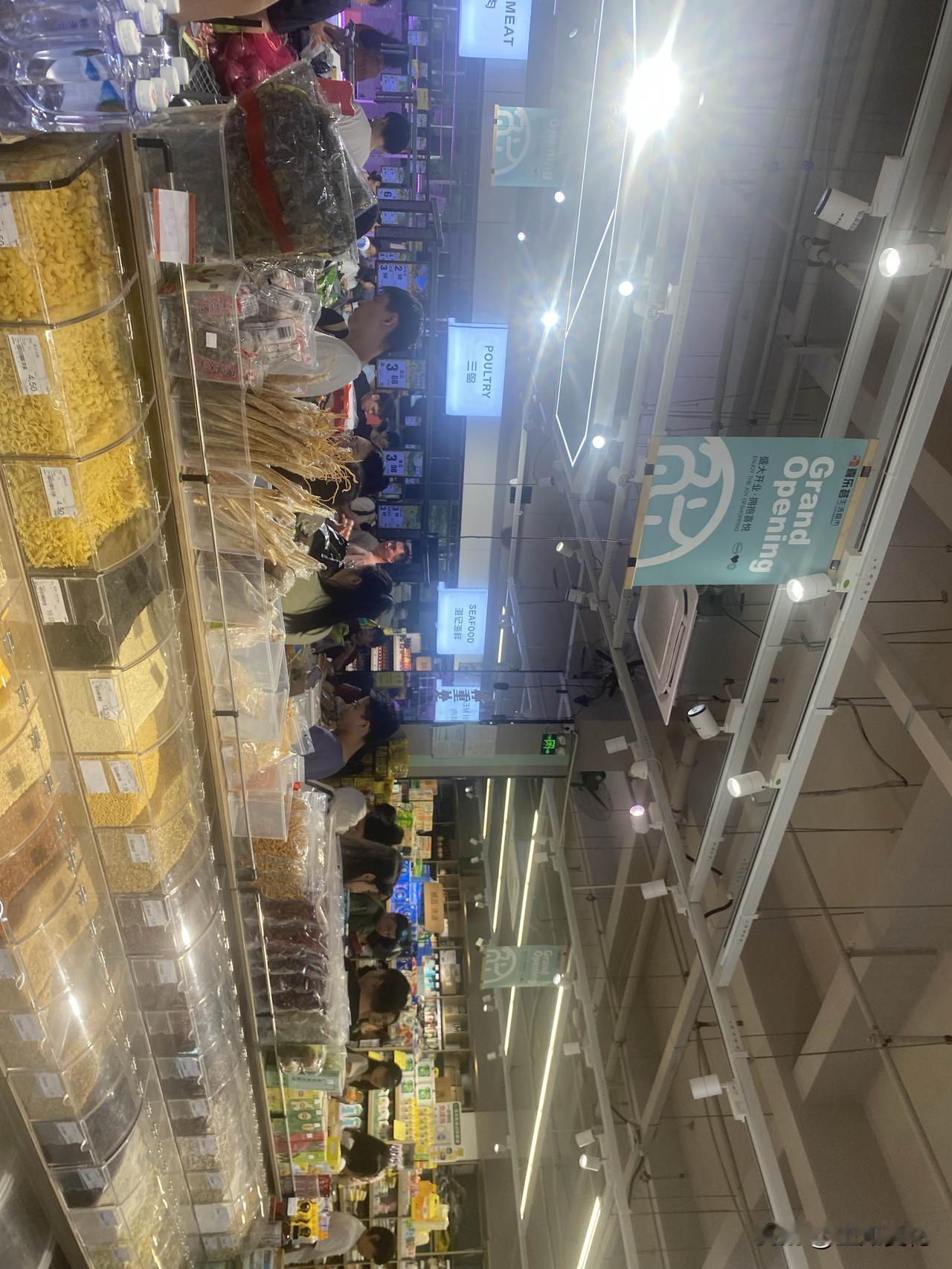 不就是来个台风吗？
到处都是抢菜的！
从早上到傍晚，随处可见的就是囤积食物的人！