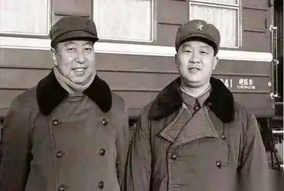 这是华国锋和他的“一生”的秘书曹万贵。
      华国锋1968年在湖南挑秘书