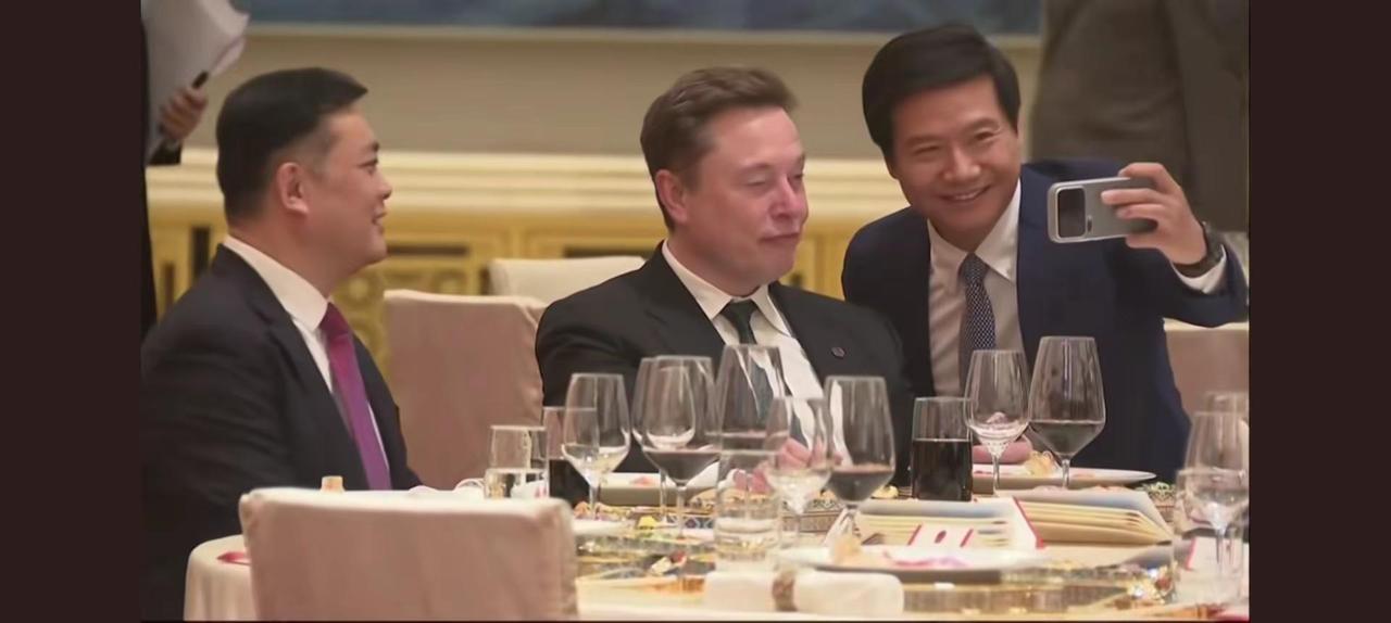 雷总这是追星成功了。不过怎么看着马斯克有点儿不耐烦的样子？难道是宴会上找他合照的