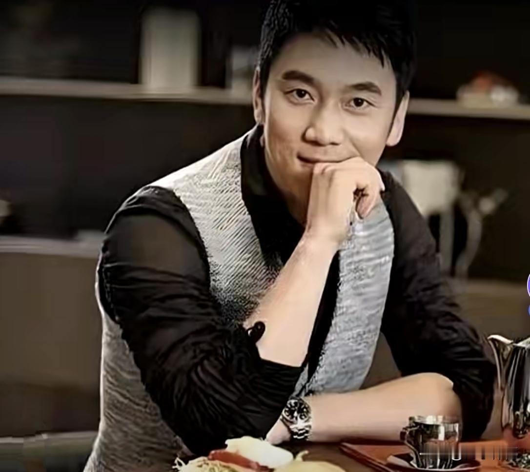 他靠一首歌吃一辈子，你信吗。
90年代，《爱情鸟》火遍全国。
林依轮，这个歌手的