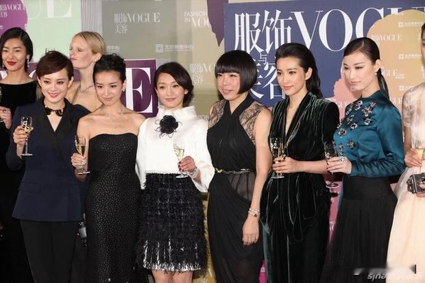 哇，好喜欢中间娇小的周迅，别看个子低，她身上有种邻家姐姐的感觉，没有犀利的眼神，