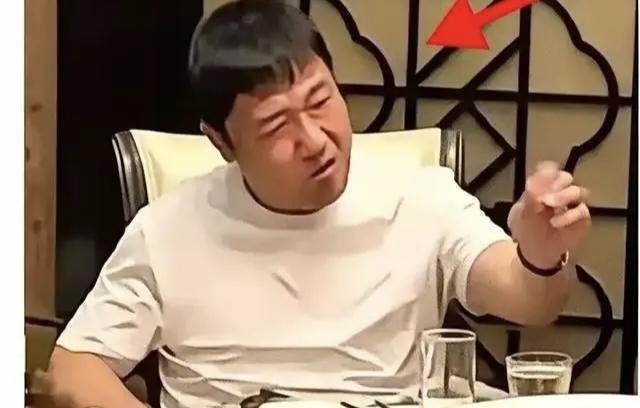 太让人寒心了，贾冰饭局被偷拍这事，藏手机的人身份终于清楚了

贾冰这回在成都跟老