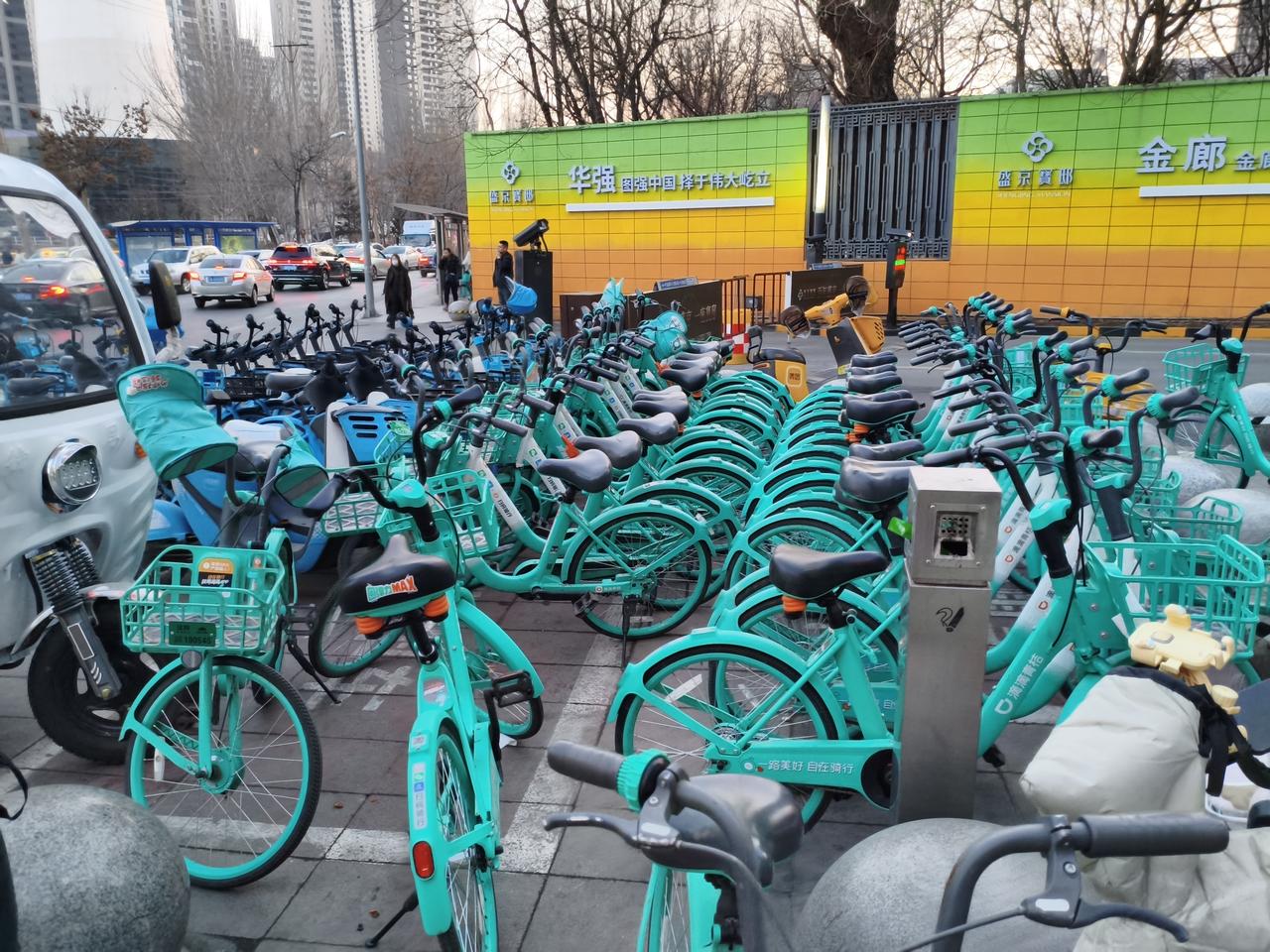 最近发现共享单车增多了，之前没有几台，但自从暖和之后共享单车一下子增多，无论地铁