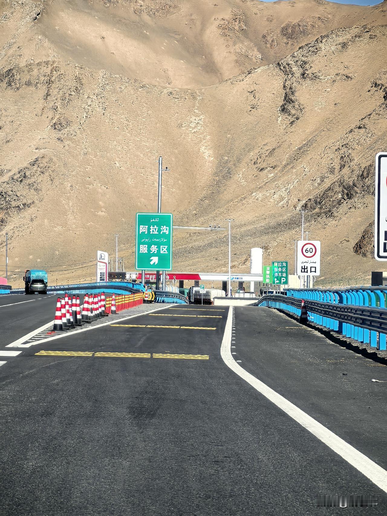 自驾行驶在G0711乌尉高速乌鲁木齐至巴伦台段，一路朝着天山深处进发。窗外，连绵