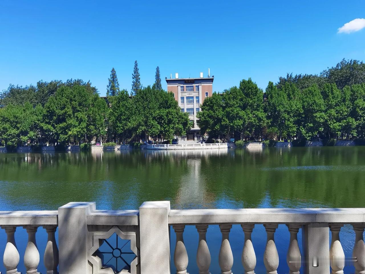 南开大学新开湖畔，对面的建筑是文中馆，也就是老图书馆。这座图书馆始建于1958年