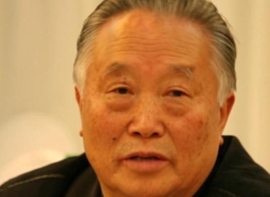 1976年9月9日，当一男子得知毛主席逝世后，当即便拿起了剪刀直接冲向了毛主席的