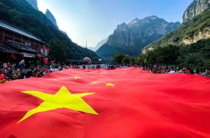 “上人民日报了！”  河南云台山，一名旅客登山刚行至山腰处，便碰上景区人员正在吊
