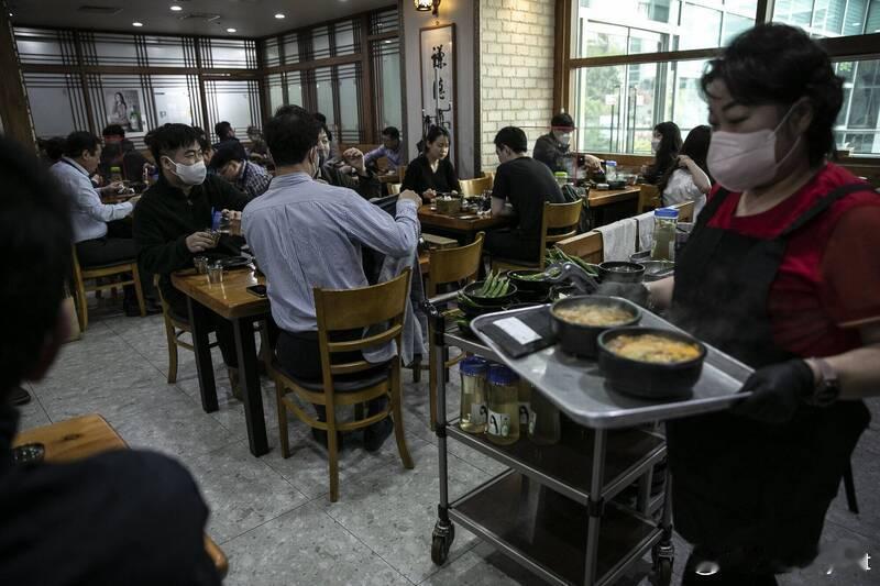 【韩国餐桌潜规则：每人必点餐，菜单没写也得遵守】海外新鲜事 在礼仪与规矩被视为日