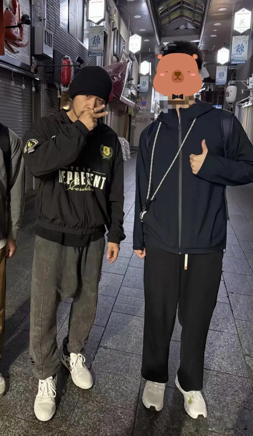 网友接连几天在日本碰到周杰伦，没有滤镜的周董，皮肤黑瘦黑瘦的穿着低档裤，打扮的还