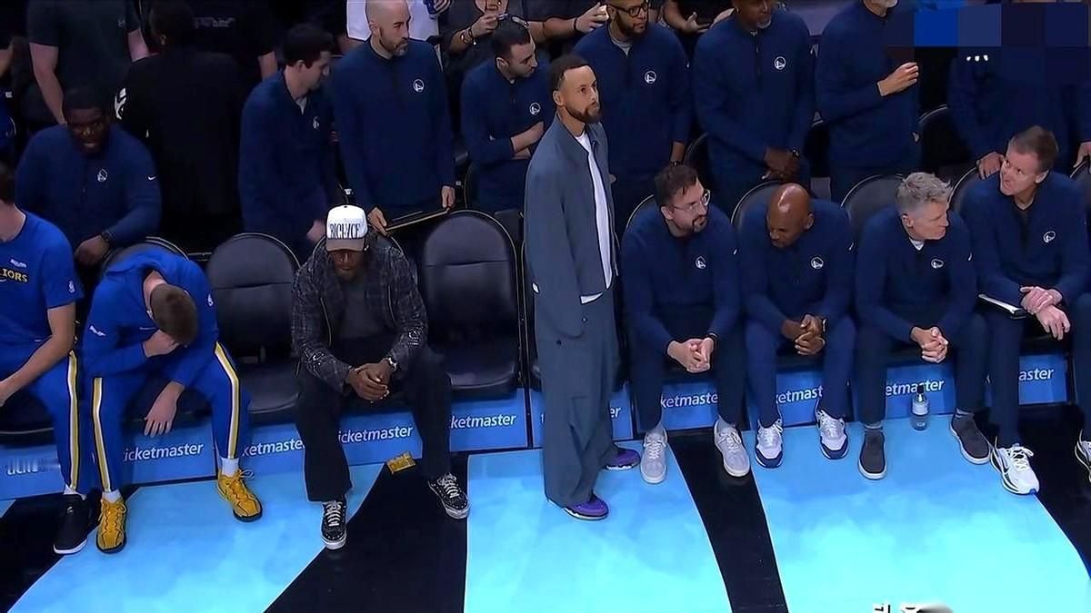 我跟你说，今天勇士这球，看得我五味杂陈。
你说尴尬不尴尬？
库里、格林、维金斯…