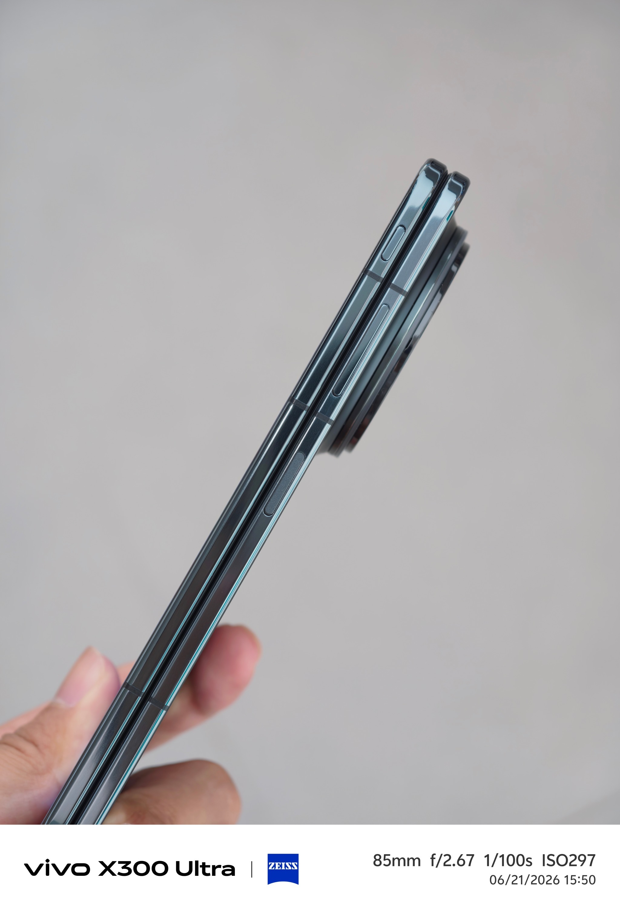 vivo X Fold6真机质感还是挺不错的，这个蓝洞和极夜，你们喜欢哪个颜色？