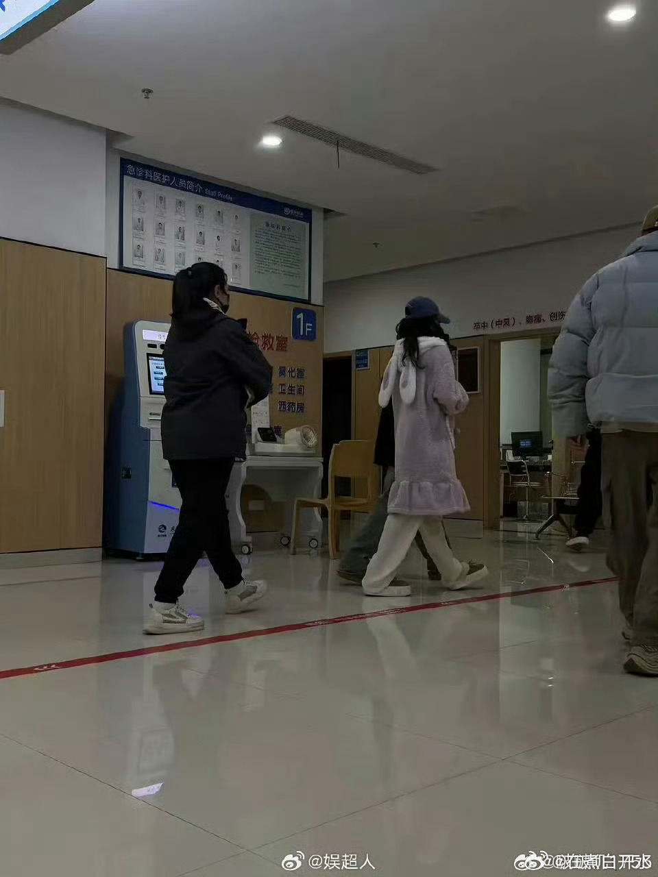 网友医院急诊偶遇李一桐桐姐拍戏一定要多顾着自己呀，工作再忙也别太累着，健康平安才