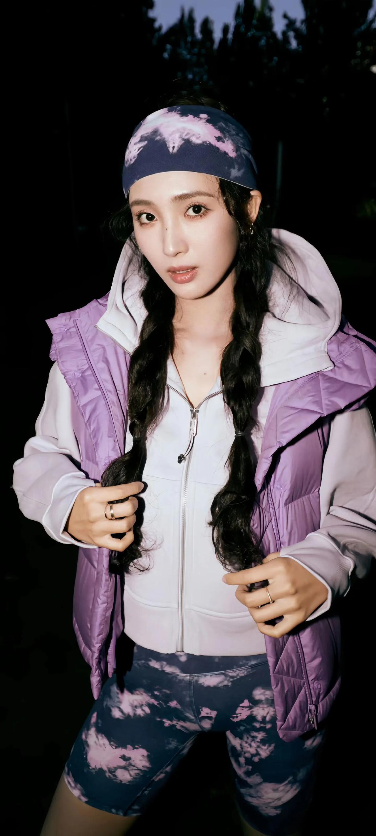 夜色中的潮流少女，紫色外套与星空短裤的完美搭配！🌟👗