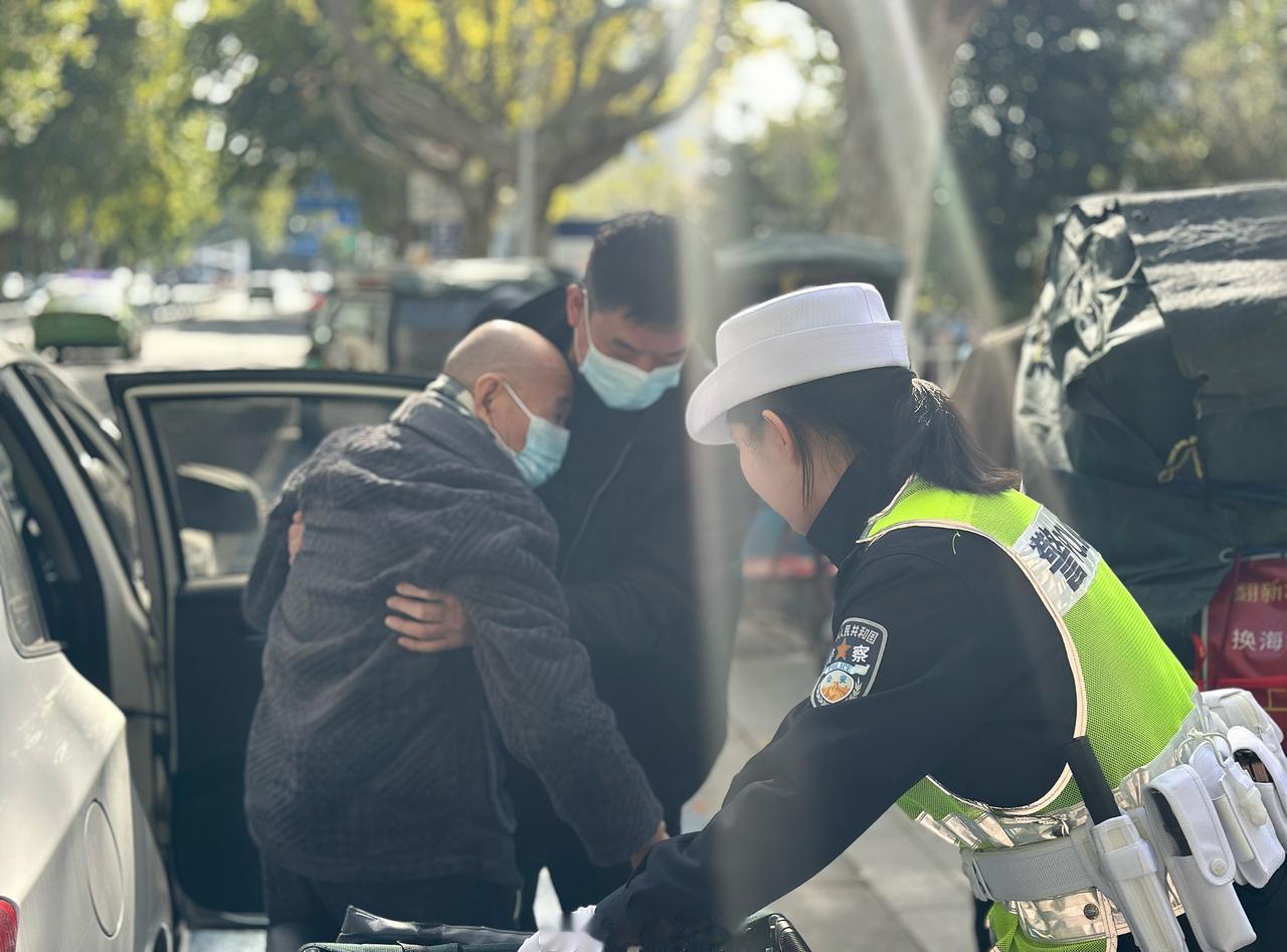 【温情护行！这一扶，真暖！】巾帼中队民警在执勤间隙，目光敏锐地捕捉到这样一幕：一