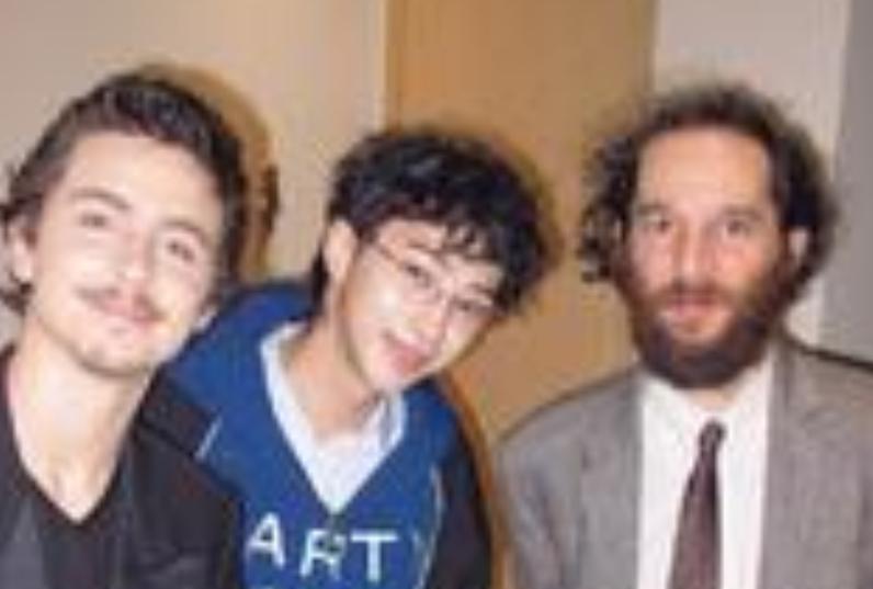 近日，伊能静在社交平台分享了儿子恩利与好莱坞演员甜茶的同框照，引发网友热议。
此