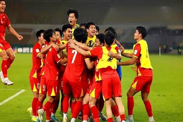 越南一路靠门将开挂+对手吐饼，四场被轰50脚才丢3球，进攻全靠对手送礼，套路就是