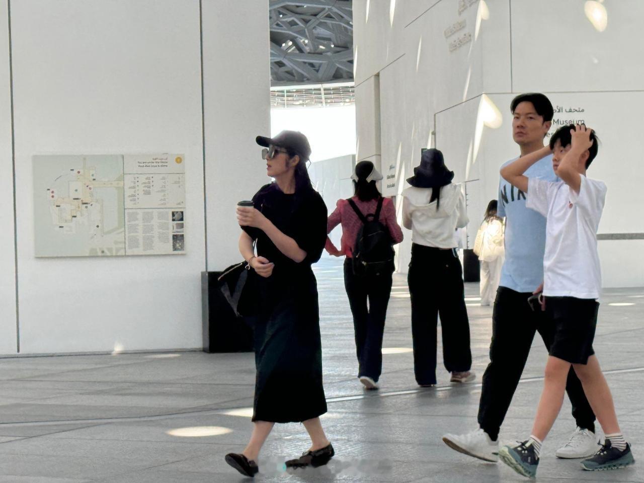 应采儿一家与杨千嬅一家度假  应采儿一家与杨千嬅一家同游阿布扎比  应采儿一家与