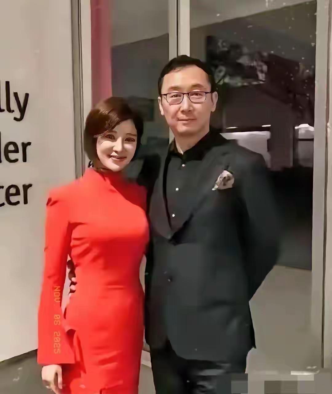 陆川身边的美女是谁？
你们认识吗？
她穿着裙子格外喜庆感十足，就像是新娘似的，显