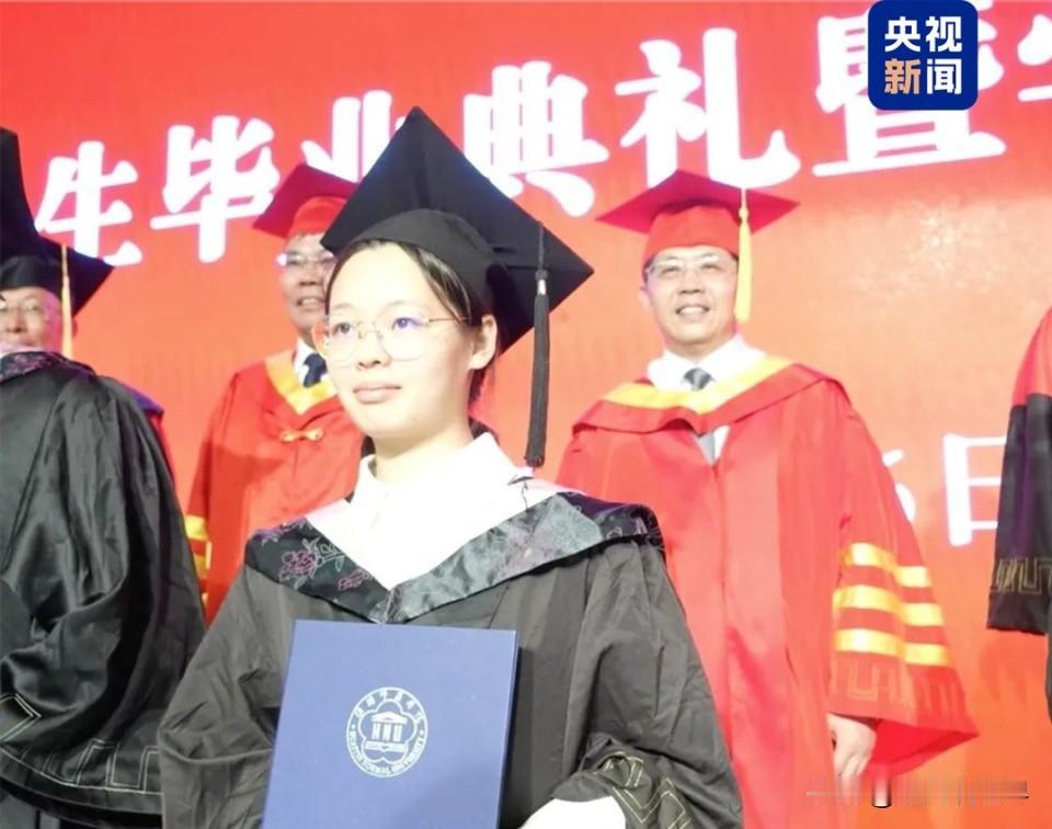2025年，当“第九届全国道德模范提名奖”的荣誉落在严慧身上时，没有人比她更清楚