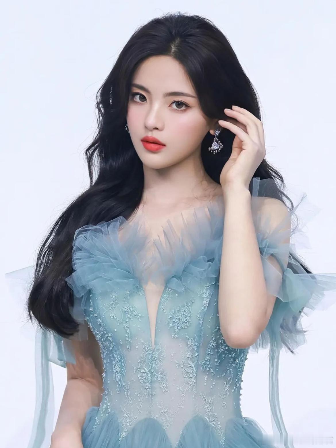 杨超越 虎鲸杨超越签约虎鲸文娱。 