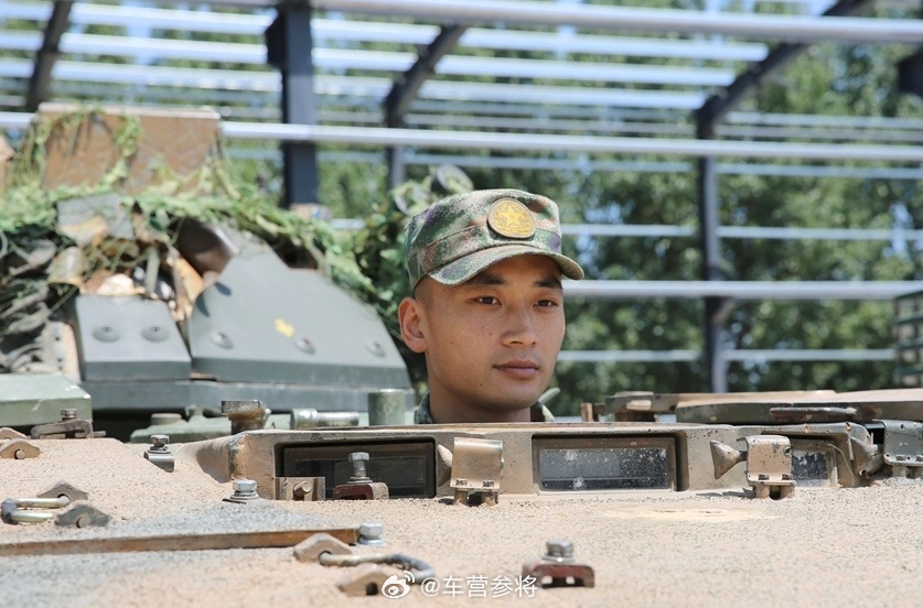 疑似新型履带式装甲车