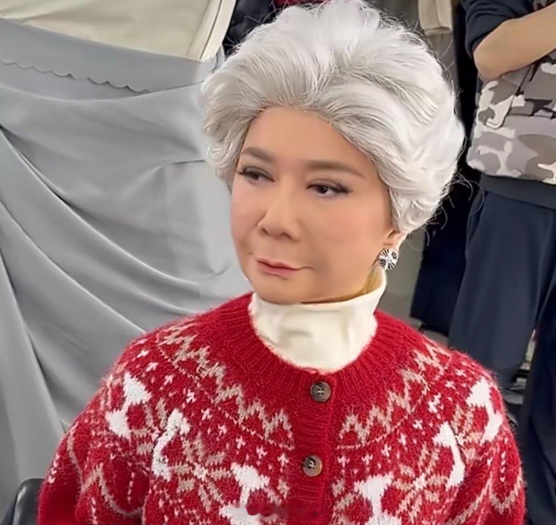 打造蔡明仿生机器人仅用30天看《奶奶的最爱》时完全没分清真假蔡明，那神态和口型太