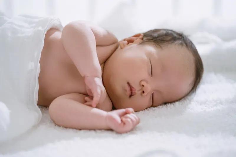 新生儿的睡眠时间可真是个让人关注的事儿。一般来说，新生儿一天大部分时间都在睡，累