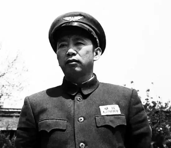 刘亚楼病逝前，反复念叨两句：“毛主席重要，101重要……”
1964年，刘亚楼的