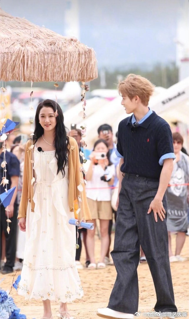 关晓彤李昀锐海边合体路透 沙滩布景挂满贝壳与彩色小挂件层次丰富 李昀锐和关晓彤一