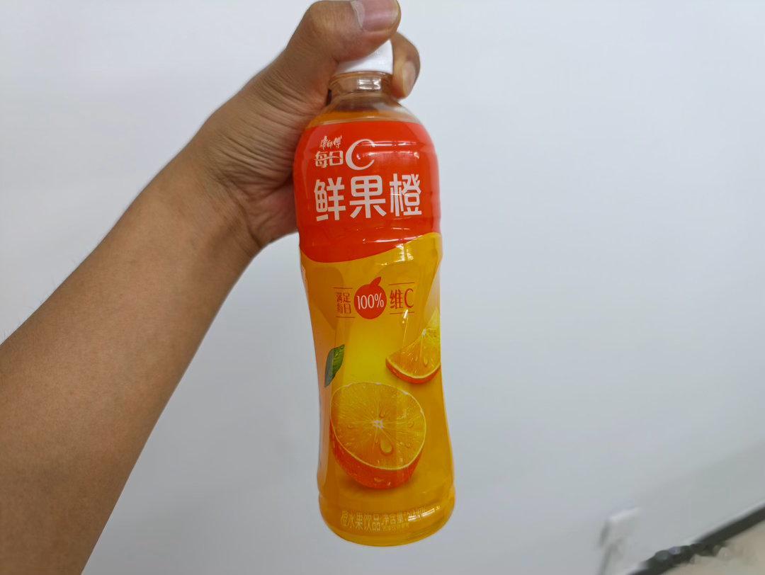 买饮料不知道喝什么，我首选康师傅饮料！在地铁站等朋友，站得腿都酸了，买了瓶鲜果橙