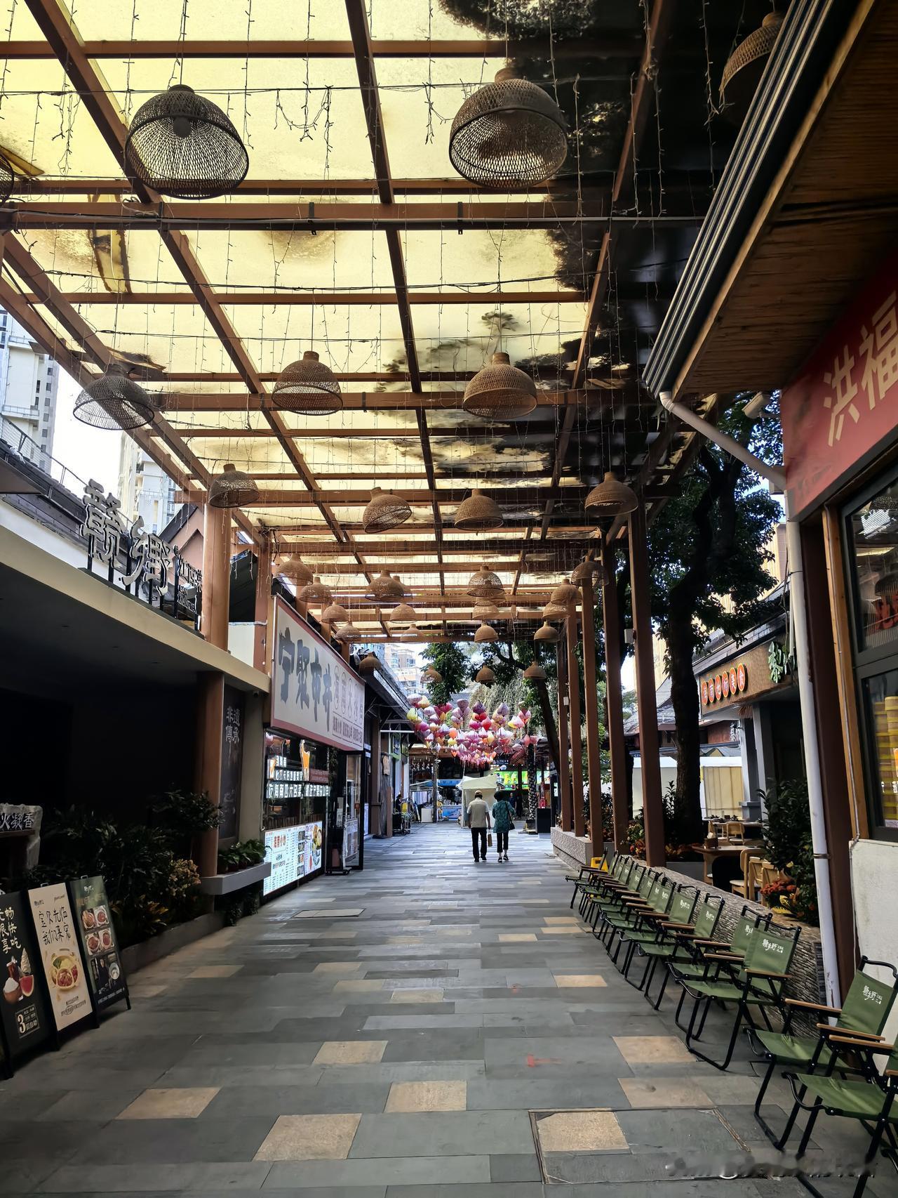 这几天见了好几个三亚的朋友，也聊了很多，乘坐了很多次网约车，与每一个网约车师傅都