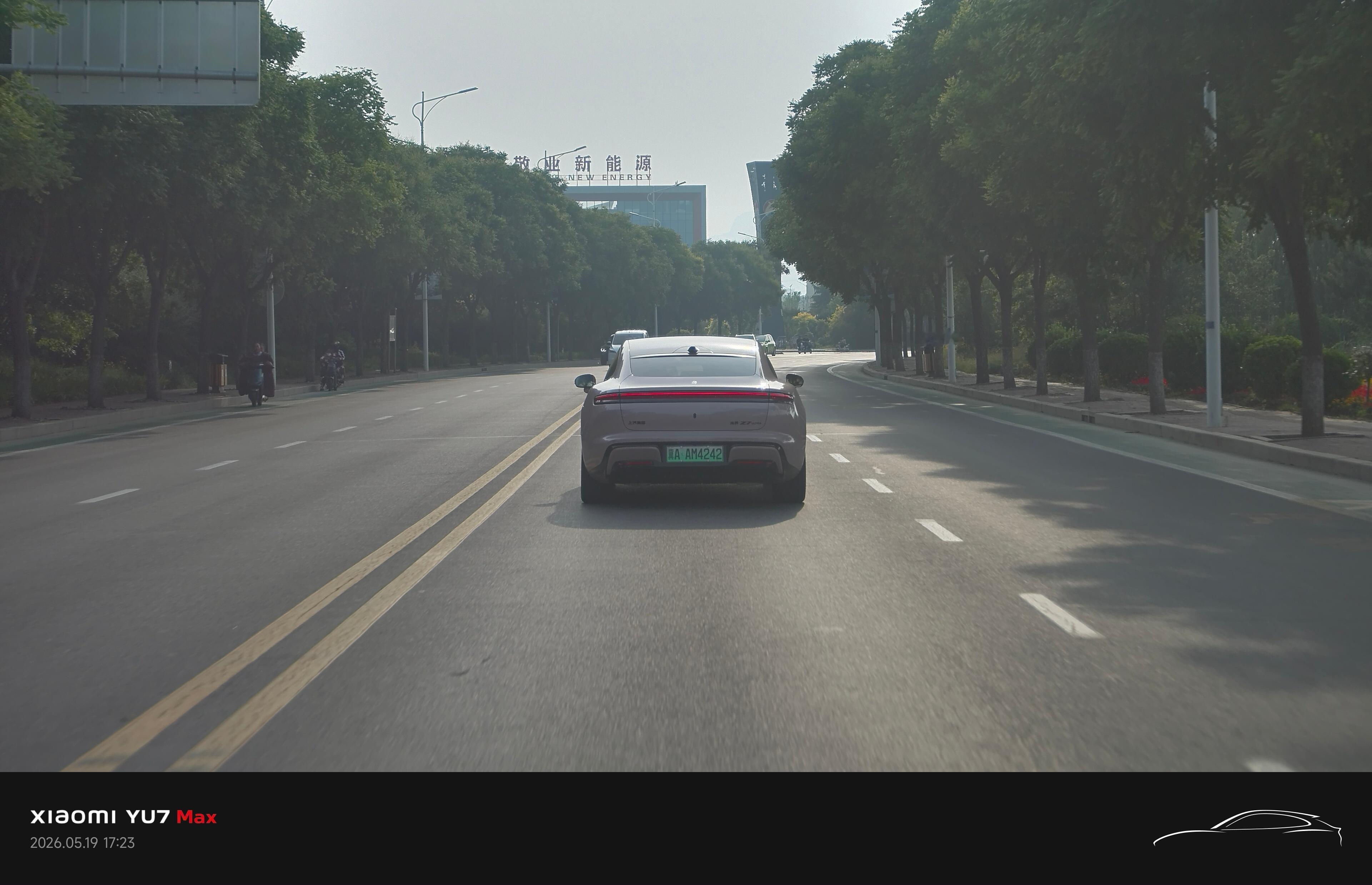 今天回来路上看到了一辆刚发布的车，用我的小米YU7 Max给他拍了几张照。