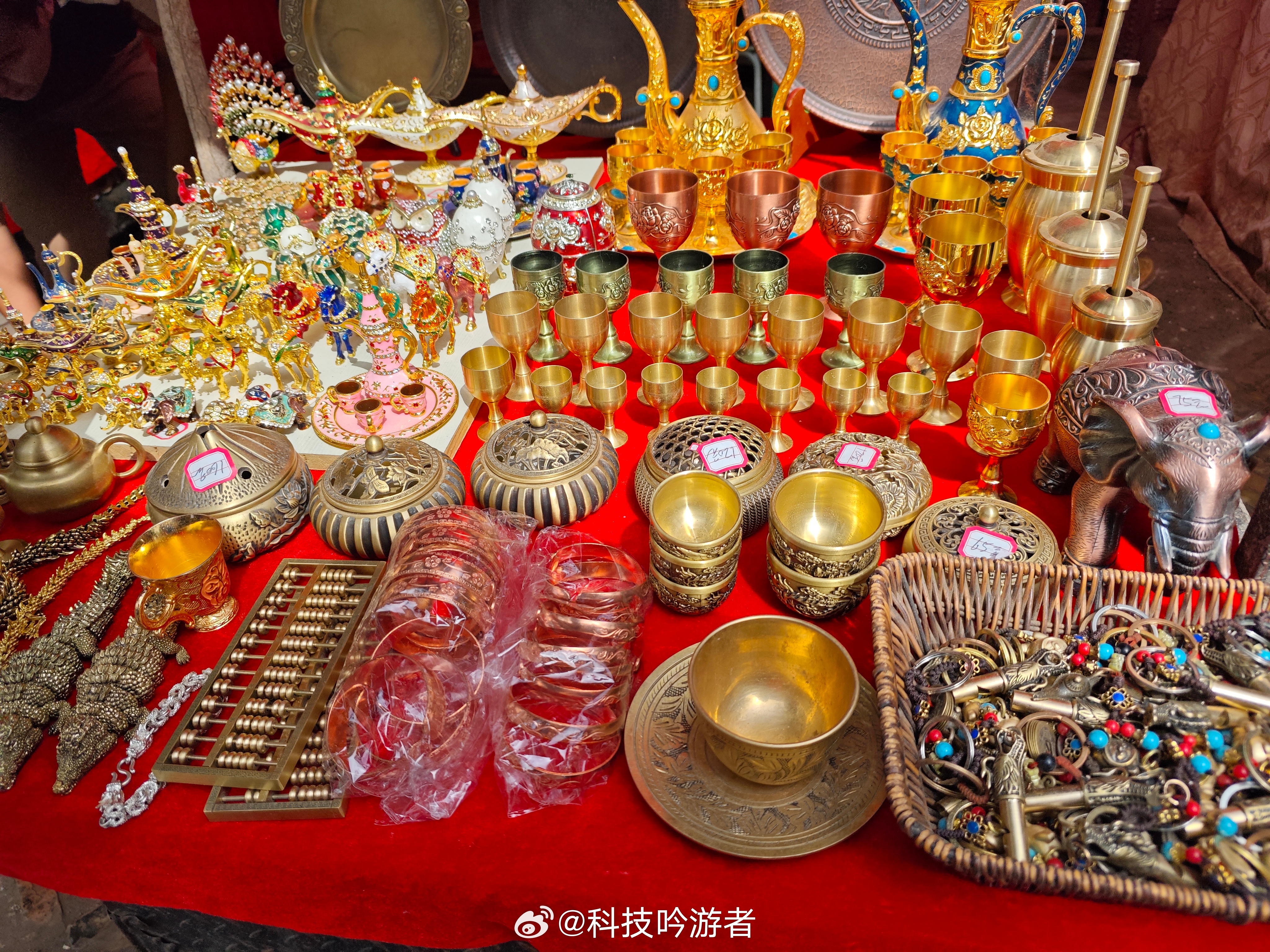 感知幸福中国新疆行中国，新疆喀什古城，老城里孩子们追逐嬉戏，维吾尔族大爷坐在门口