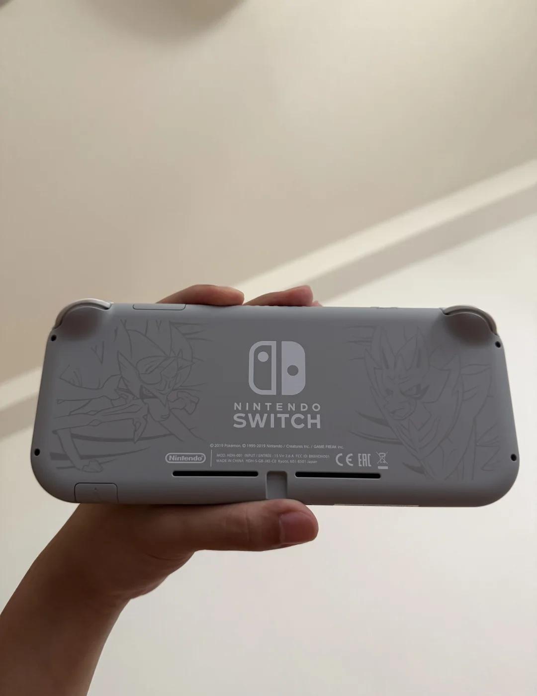 日本买到680超新switch lite 剑盾限定
对比国内咸鱼完全是捡漏了，在