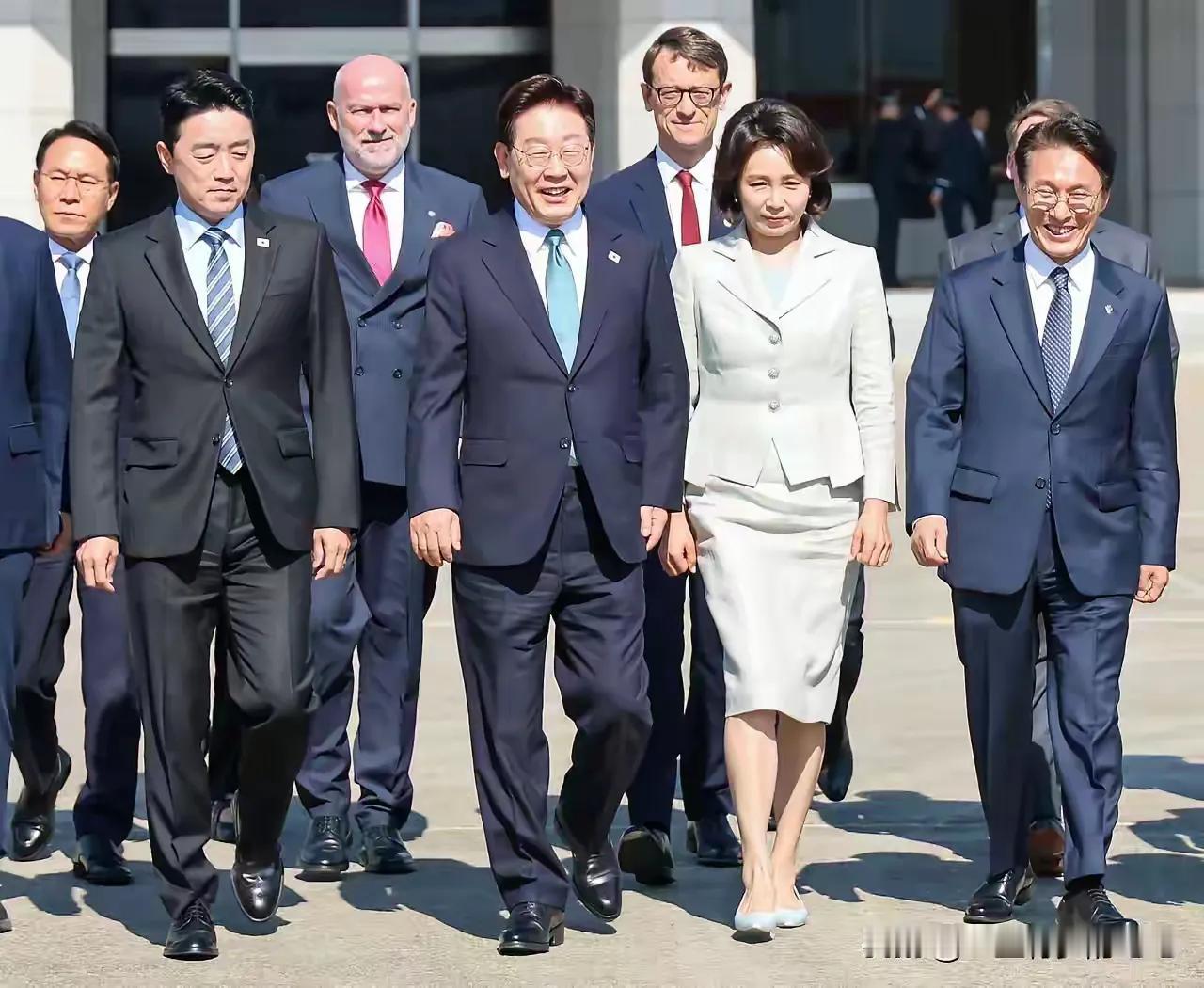 韩国总统李在明和夫人金惠景又开始新一轮出国访问了。
此次欧洲之行将持续十天，行程
