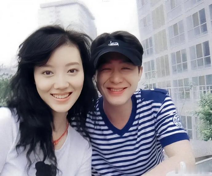 张颂文与大学同学车晓的早期合照，好青涩的强哥，皮肤好白[哈哈][哈哈]  