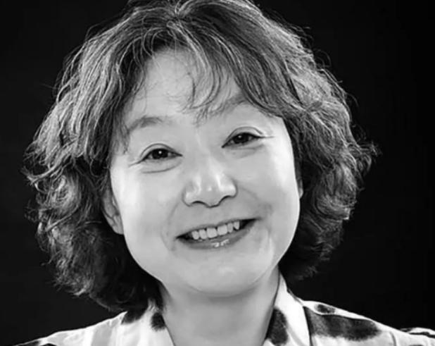 她是1977年中国恢复高考以来，第一位高考女状元，语文差一分满分，她的作文更是被