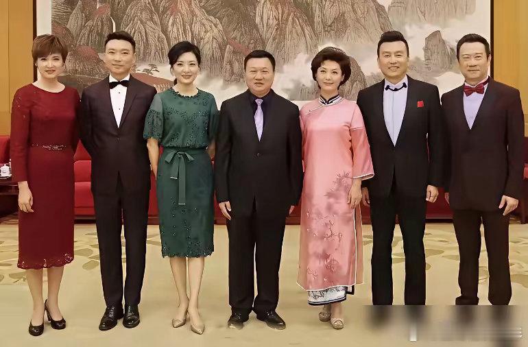 摄影人  窗外的景色。（图片来自网络分享）叔本华曾言 ：“穷人所要忍受的是痛苦，