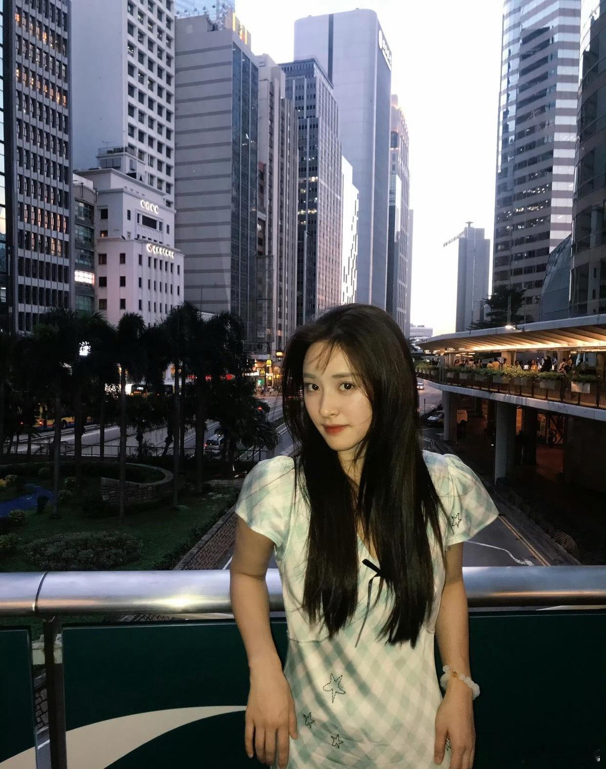 1.贾乃亮在读书期间与黄圣依谈过一段时间，对方算是初恋女友，后来遇到李小璐，也没