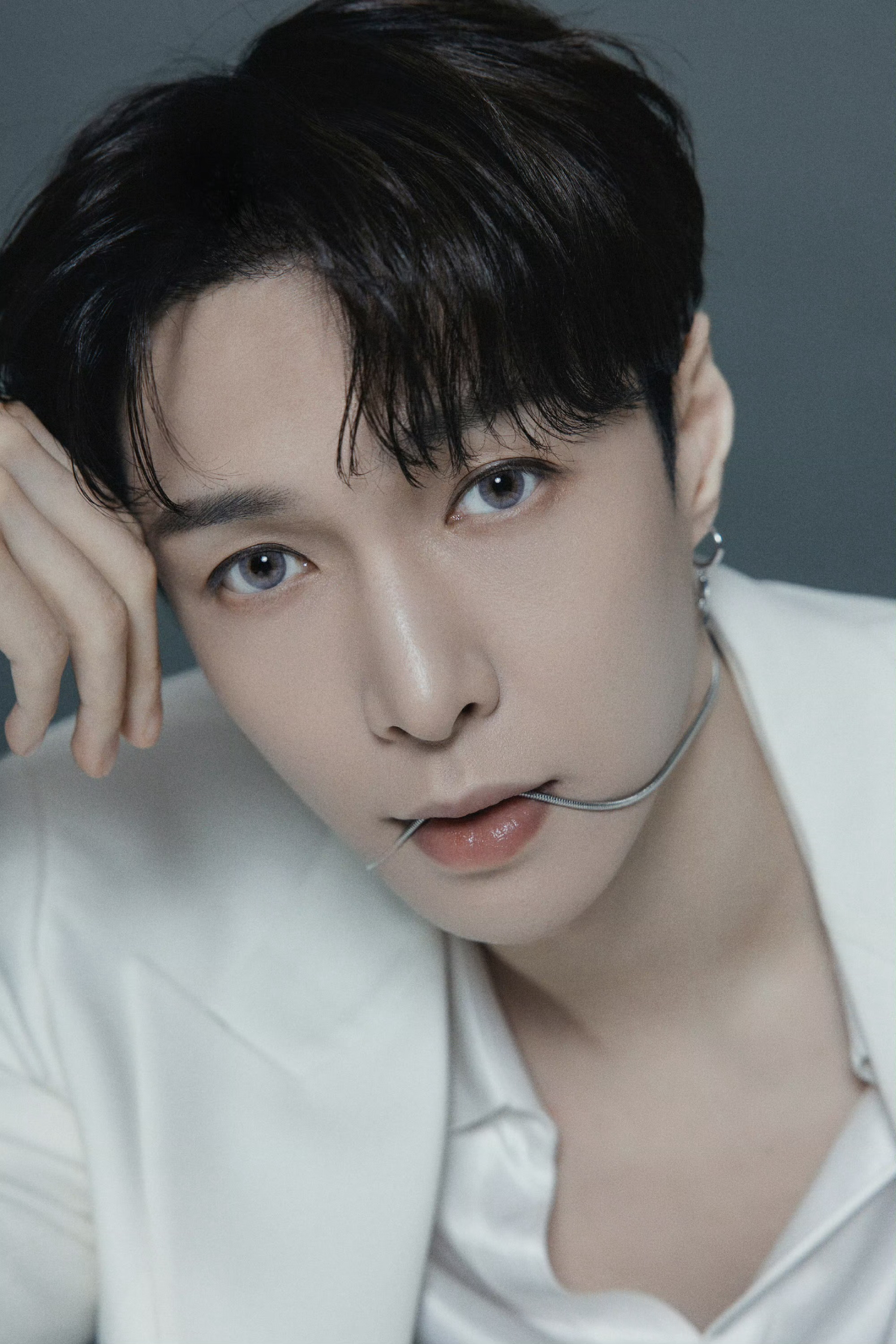 张艺兴叼项链张艺兴紫瞳张艺兴紫瞳，叼项链好看，真好啊 