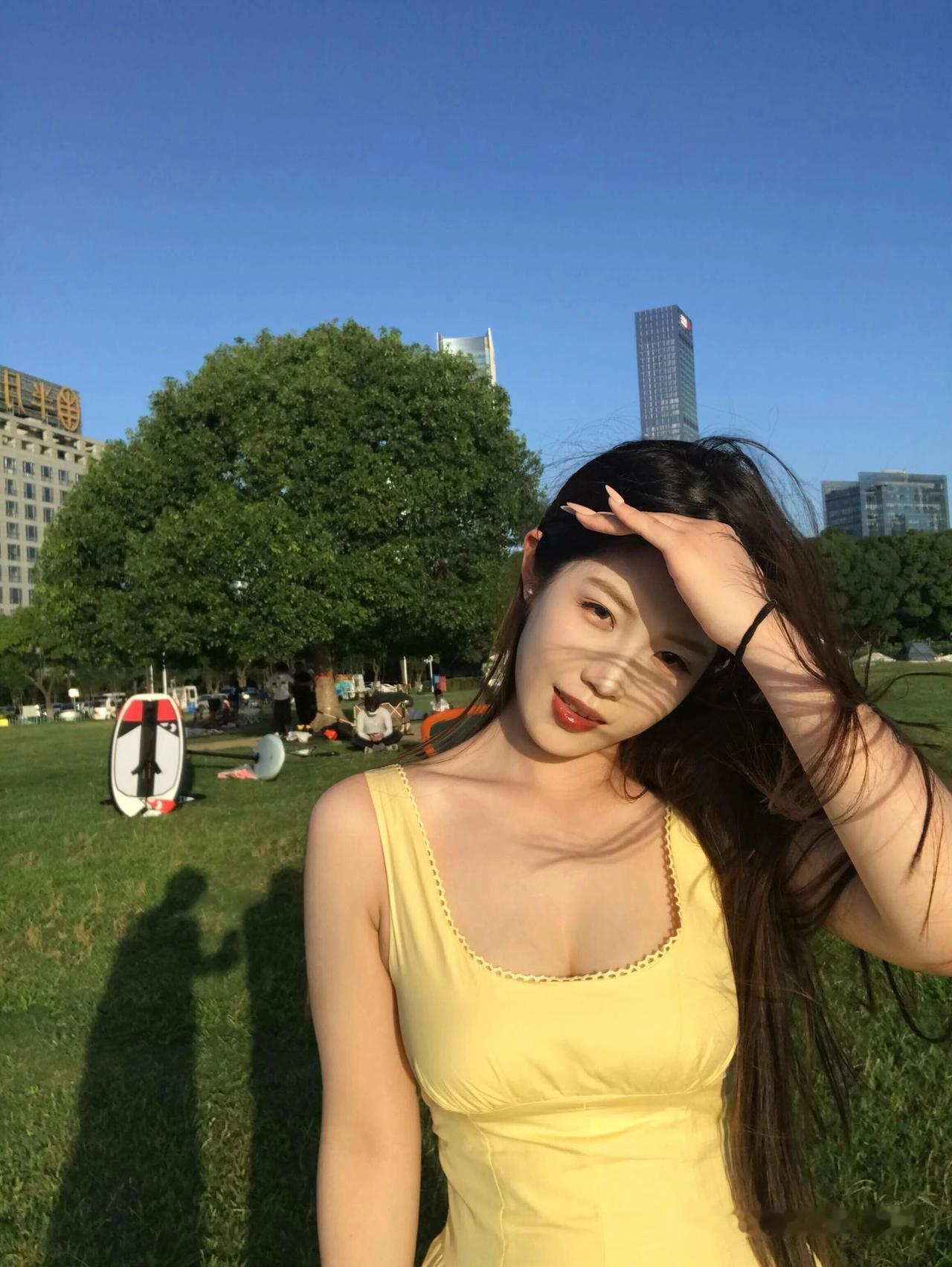 阳光明媚，公园里人真多。