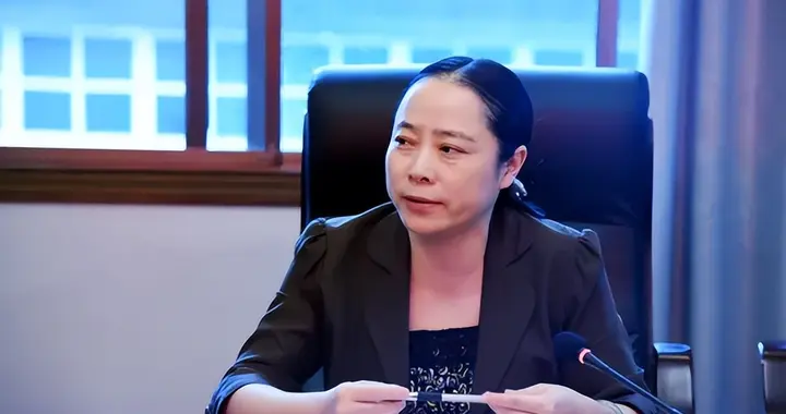 仇珂静，主动交代问题