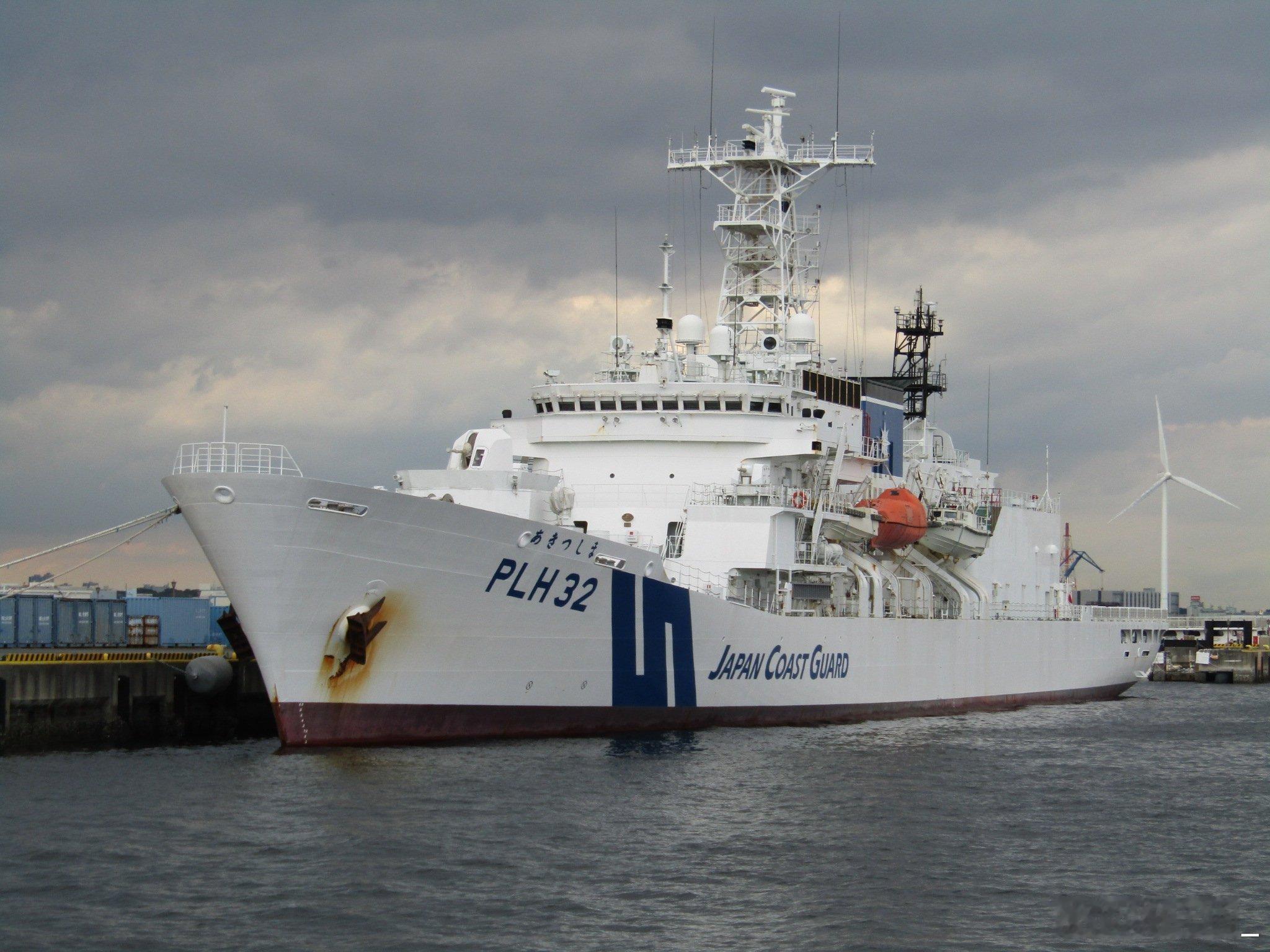 PLH-32“秋津岛”，周末停泊在横滨港。此船2013年服役，按自卫队标准（即所