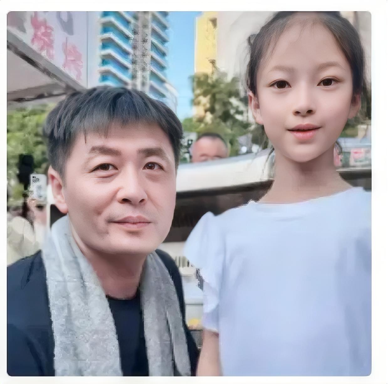 好奇查了下陈杰的来路。  
不查不知道。  
这一查才知道，这个看起来憨憨的烤串